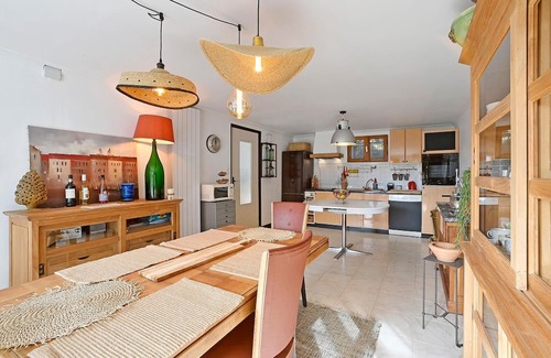 Laval-Pradel Wohnung | Decorative and cozy vacation apartment with communal pool and idyllic garden.