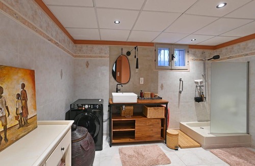 Laval-Pradel Wohnung | Decorative and cozy vacation apartment with communal pool and idyllic garden.