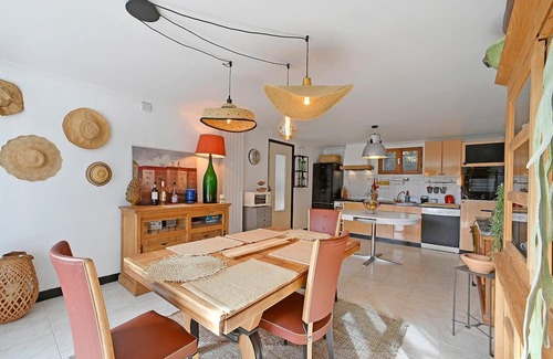 Laval-Pradel Wohnung | Decorative and cozy vacation apartment with communal pool and idyllic garden.