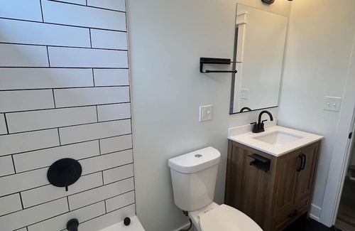 Bucktown Wohnung | Stylish brand new renovated bedroom in renovated apartment with shared bath.