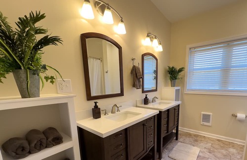 Rileyville Haus | New -Shenandoah-HotTub-PetFriendly-Secluded-Sleep 12