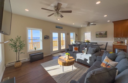 Rileyville Haus | New -Shenandoah-HotTub-PetFriendly-Secluded-Sleep 12