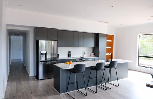 Monash Haus | River access, bush views, newly renovated house, 5 minutes to town.