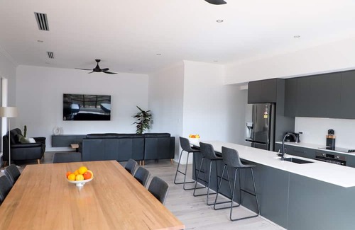 Monash Haus | River access, bush views, newly renovated house, 5 minutes to town.