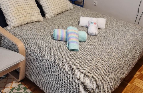 San Lazaro y Otero Wohnung | Pequeño Apartamento con Wifi Lado Palacio Deportes. Próximo Salidas Autopista