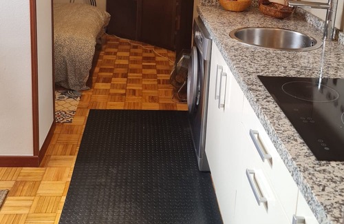San Lazaro y Otero Wohnung | Pequeño Apartamento con Wifi Lado Palacio Deportes. Próximo Salidas Autopista