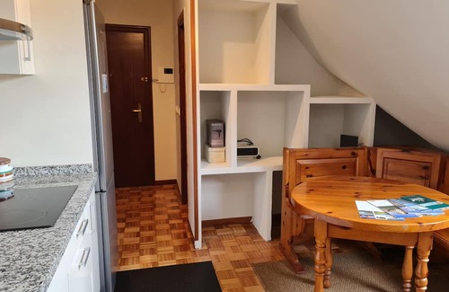San Lazaro y Otero Wohnung | Pequeño Apartamento con Wifi Lado Palacio Deportes. Próximo Salidas Autopista