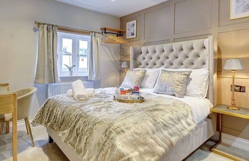 Henley-in-Arden Haus | Boutique bedroom within guesthouse