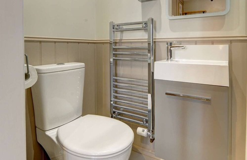 Henley-in-Arden Haus | Boutique bedroom within guesthouse