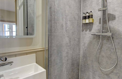 Henley-in-Arden Haus | Boutique bedroom within guesthouse