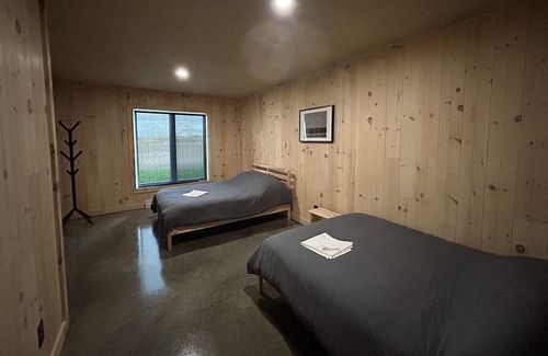Sainte-Seraphine Kabine | Le Lodge Vous Offre une Expérience Paisible et Immersive en Zone Agricole