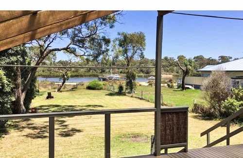 Cannons Creek Haus | Water front direct water access
