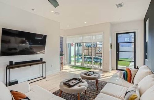 Chestnut Haus | New! 4 BDRM w/POOL Mins To DT