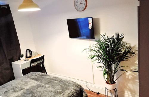 Sutton Central Wohnung | Relaxing Spacious Brunswick Rooms in Sutton