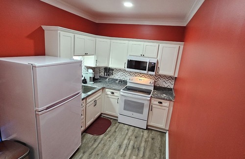 Holly Wohnung | The Caboose - Cozy space, steps from downtown