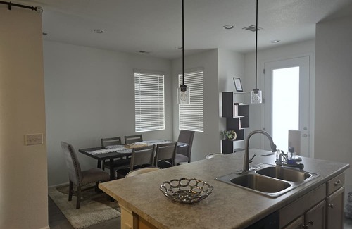 Aurora Haus | New built bright, cozy & stylish 3br place with garage