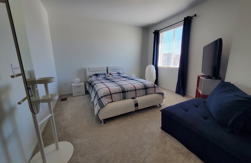 Aurora Haus | New built bright, cozy & stylish 3br place with garage