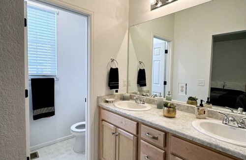Aurora Haus | New built bright, cozy & stylish 3br place with garage