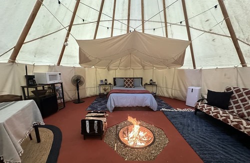 Steelville Wohnmobilvermietung | A teepee on 1200-acre ranch where secluded woods envelope the grounds.