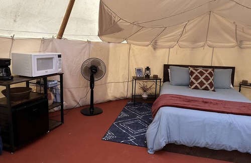 Steelville Wohnmobilvermietung | A teepee on 1200-acre ranch where secluded woods envelope the grounds.