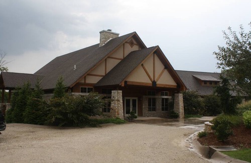 Steelville Wohnmobilvermietung | A teepee on 1200-acre ranch where secluded woods envelope the grounds.