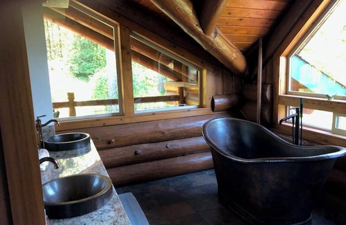 Eugene Haus | Spectacular log lodge on 5 acres of parkland 10 minutes from the city of Eugene