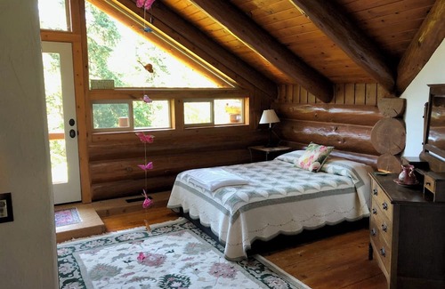 Eugene Haus | Spectacular log lodge on 5 acres of parkland 10 minutes from the city of Eugene