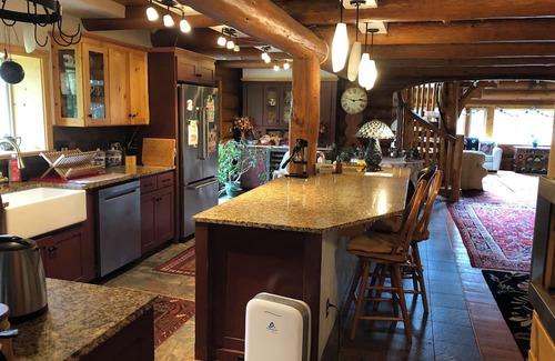Eugene Haus | Spectacular log lodge on 5 acres of parkland 10 minutes from the city of Eugene