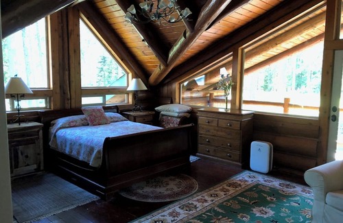 Eugene Haus | Spectacular log lodge on 5 acres of parkland 10 minutes from the city of Eugene