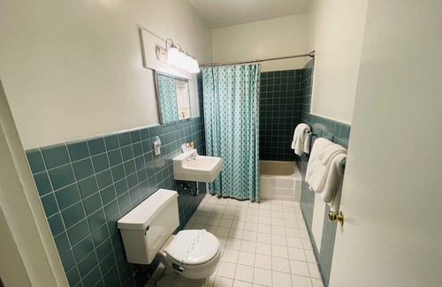 Clemmons Wohnung | Steeplechase Room 2queen - Non- Smoking- No Pet