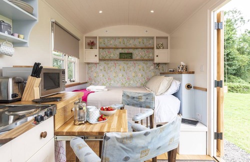 Sherborne Hütte | BLOSSOM, pet friendly, character holiday cottage in Sherborne