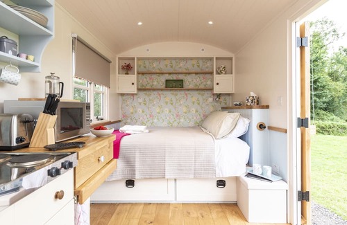 Sherborne Hütte | BLOSSOM, pet friendly, character holiday cottage in Sherborne