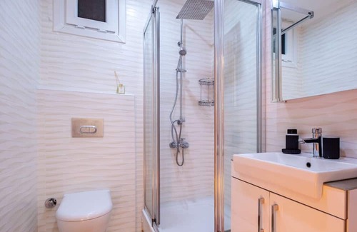 Maltepe Wohnung | Sleek Flat near Public Transportation in Maltepe
