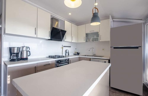 Maltepe Wohnung | Sleek Flat near Public Transportation in Maltepe