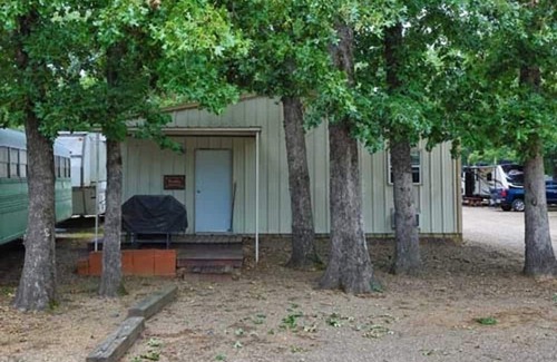 Hugo Kabine | Shady Oaks RV Resort 3 Bed Bunk House Cabin