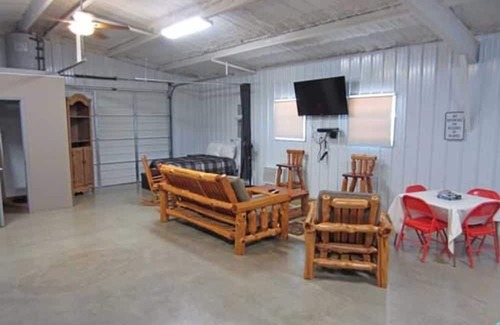 Hugo Kabine | Shady Oaks RV Resort 3 Bed Bunk House Cabin