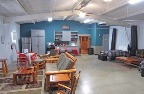 Hugo Kabine | Shady Oaks RV Resort 3 Bed Bunk House Cabin