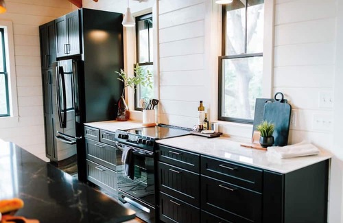 Clayton Haus | One of a Kind Stunning Lodge for 10 -Walk downtown+pool+hot tub+fire place