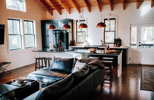 Clayton Haus | One of a Kind Stunning Lodge for 10 -Walk downtown+pool+hot tub+fire place