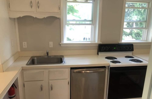 Chardon Wohnung | “Sojourn On South” Comfortable and Quiet 2 Bedroom Apartment