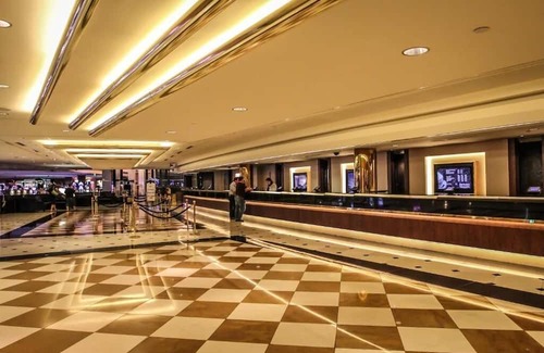 Winchester Villa | 5 minutes to the theme park! Family-sized condo with game room & deck