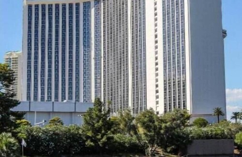 Winchester Villa | 5 minutes to the theme park! Family-sized condo with game room & deck