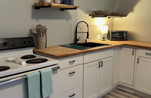 Charlotte Park Haus | 2 bed 1 bath in Charlotte Park, West Nashville. Pet Friendly!