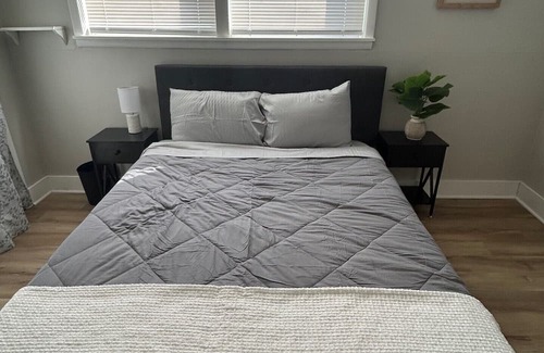 Charlotte Park Haus | 2 bed 1 bath in Charlotte Park, West Nashville. Pet Friendly!