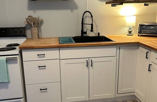 Charlotte Park Haus | 2 bed 1 bath in Charlotte Park, West Nashville. Pet Friendly!