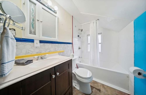 Mayfield Heights Haus | Colorful and Charming 3b 1b