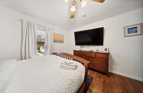 Mayfield Heights Haus | Colorful and Charming 3b 1b