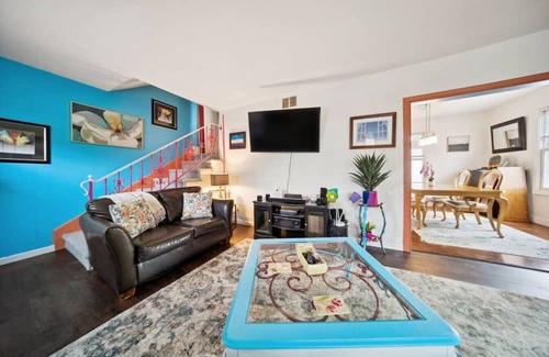 Mayfield Heights Haus | Colorful and Charming 3b 1b
