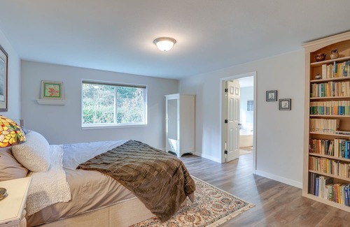 Sudden Valley Haus | Charming Bellingham Home: Backyard, Walk to Beach!