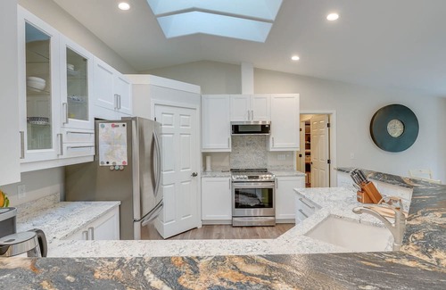 Sudden Valley Haus | Charming Bellingham Home: Backyard, Walk to Beach!